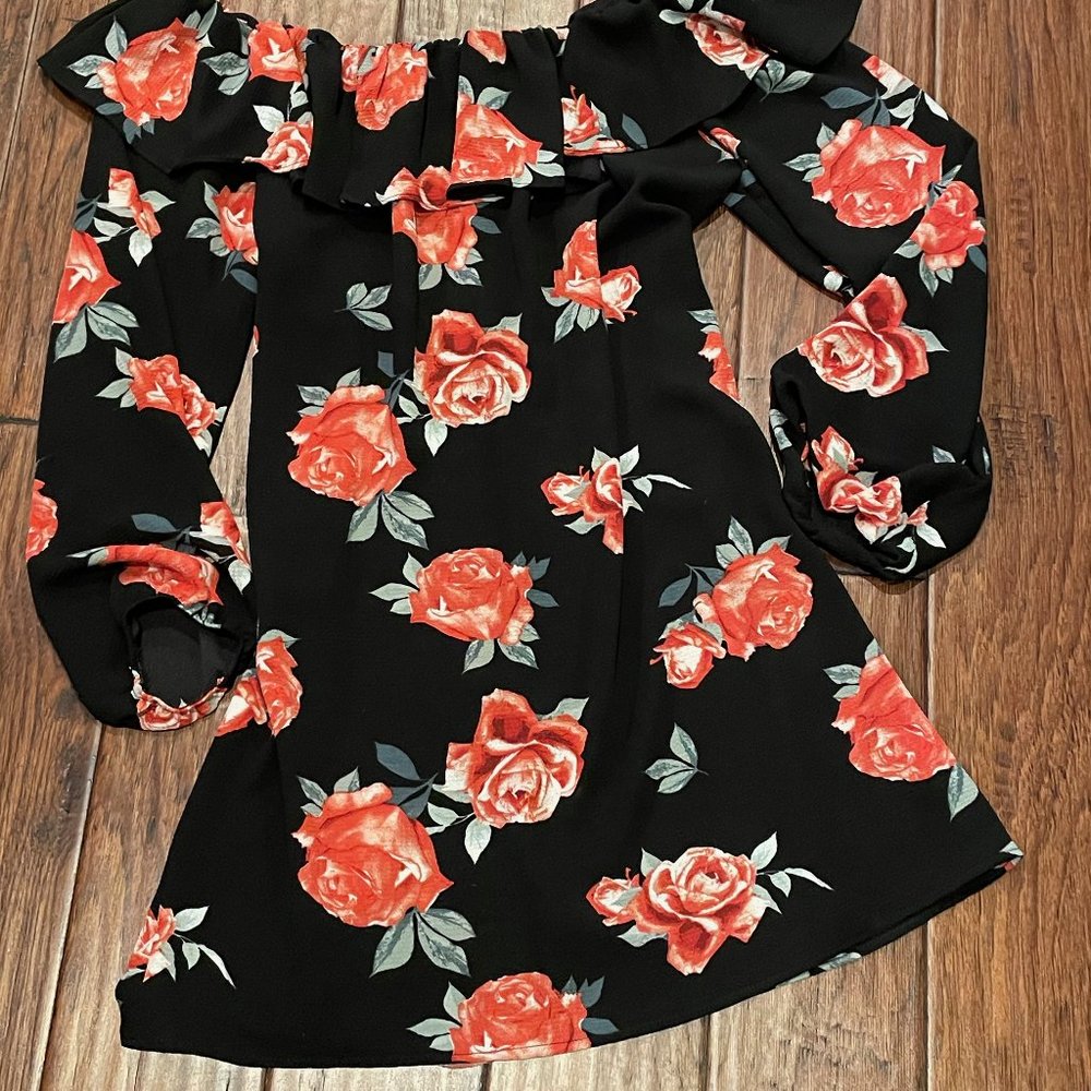 Off the Shoulder floral mini Dress Size Small